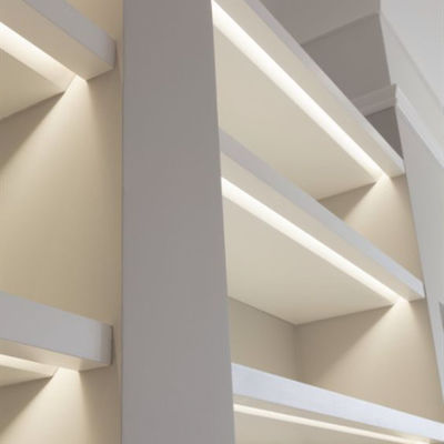 L'alluminio U della striscia di illuminazione di bordo del soffitto del Governo di Antivari della cucina modella il gesso del muro a secco messo Manica