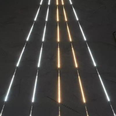 Le strisce d'inseguimento bianche flessibili dell'acqua corrente di corsa di cavalli smd2835 lampeggiante della striscia del LED 24V hanno condotto leggero